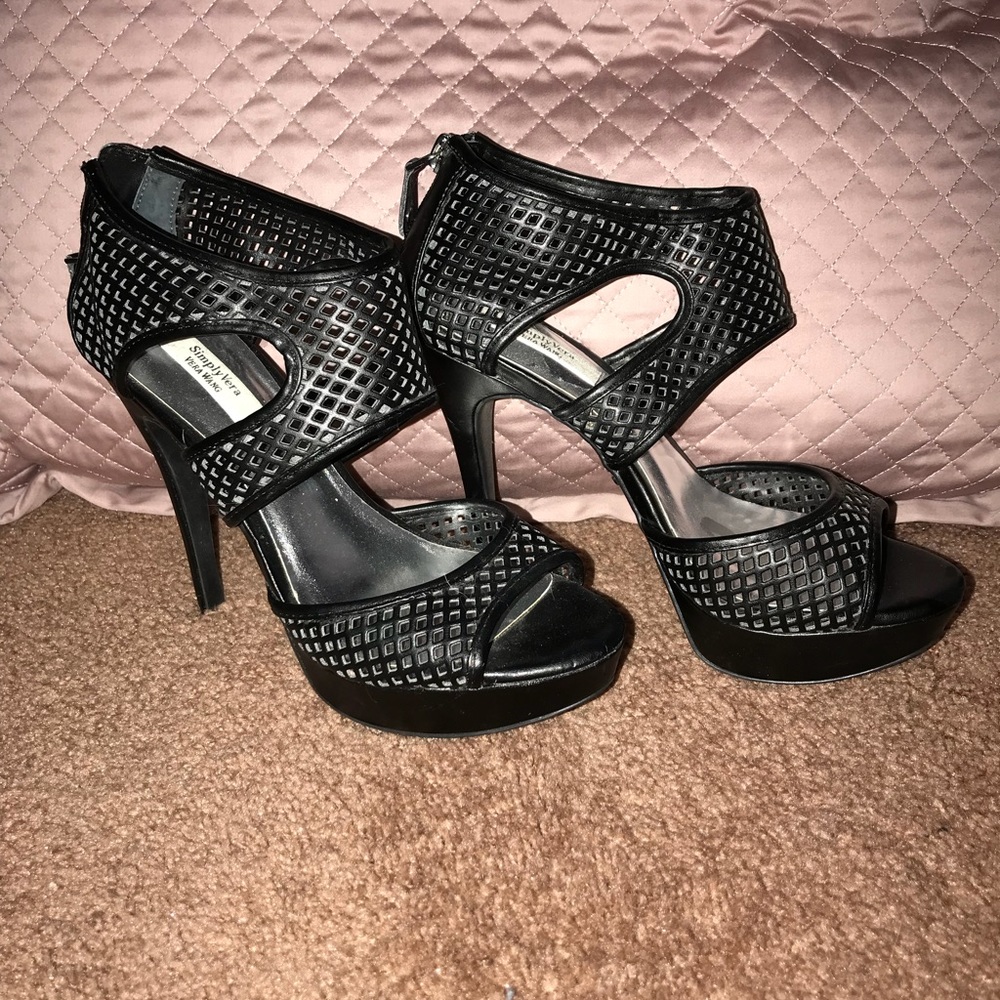 Simply Vera open-toed black pumps